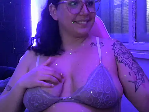 Snapshot of Sweet_yamii chatting on 09/27/25, 11:43 Sweet yamii online show from 09/27/25, 11:43