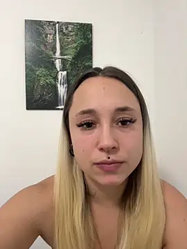 Snapshot of stelli_99 chatting on 10/12/25, 04:17 stelli 99 online show from 10/12/25, 04:17