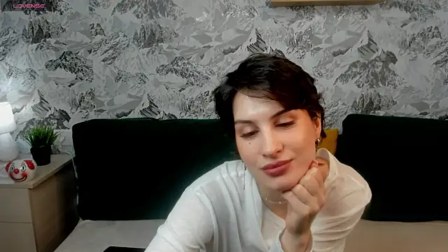 Adeline Perle online show from 10/08/25, 01:36