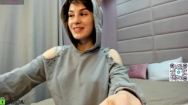 Adeline Perle online show from 10/12/25, 01:26