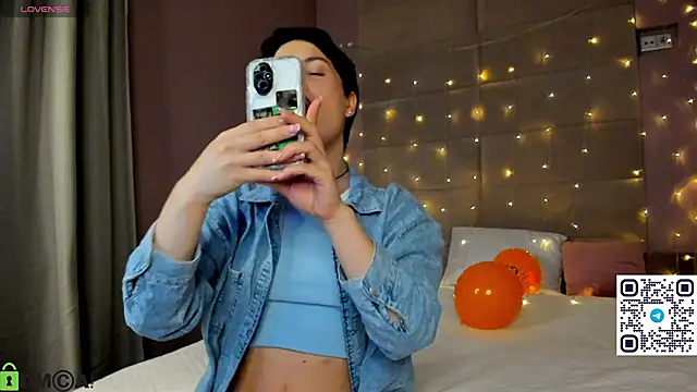 Adeline Perle online show from 10/30/25, 01:29