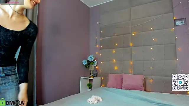 Adeline Perle online show from 10/31/25, 01:17