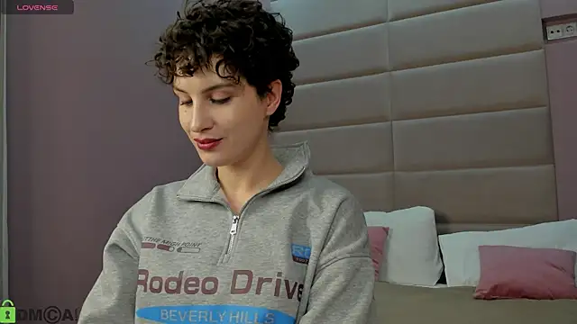 Adeline Perle online show from 12/03/25, 01:02