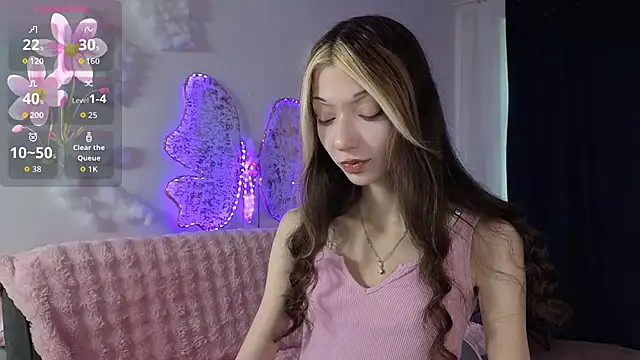 Snapshot of KiraGlam chatting on 09/27/25, 10:42 KiraGlam online show from 09/27/25, 10:42