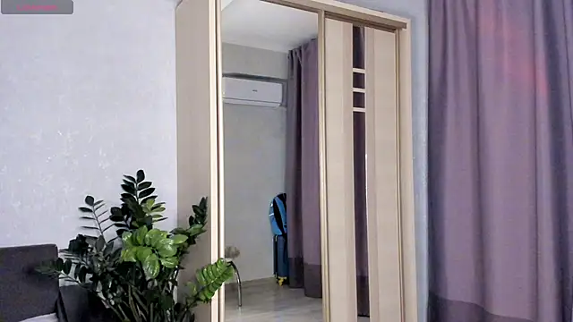 Snapshot of SaraShine_ chatting on 10/14/25, 07:58 SaraShine online show from 10/14/25, 07:58