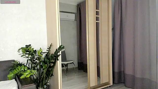 Snapshot of SaraShine_ chatting on 10/27/25, 08:57 SaraShine online show from 10/27/25, 08:57