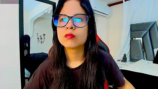 Snapshot of MiniLove_01 chatting on 03/11/26, 12:11 MiniLove 01 online show from 03/11/26, 12:11