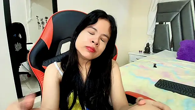 Snapshot of MiniLove_01 chatting on 04/17/26, 12:19 MiniLove 01 online show from 04/17/26, 12:19