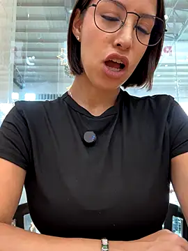 Snapshot of luvely chatting on 11/19/25, 07:25 luvely online show from 11/19/25, 07:25