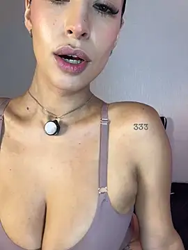 Snapshot of luvely chatting on 12/01/25, 01:38 luvely online show from 12/01/25, 01:38