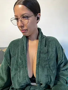 Snapshot of luvely chatting on 06/02/26, 01:02 luvely online show from 06/02/26, 01:02