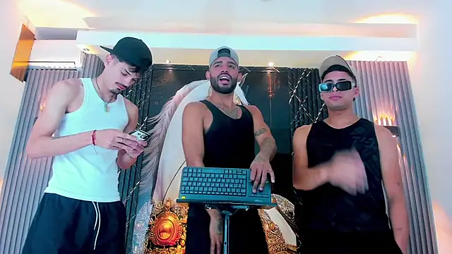 Snapshot of Extreme_boys2 chatting on 10/17/25, 01:46 Extreme boys2 online show from 10/17/25, 01:46