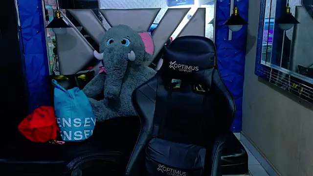 Snapshot of Selene_Thomson chatting on 09/29/25, 05:45 Selene Thomson online show from 09/29/25, 05:45