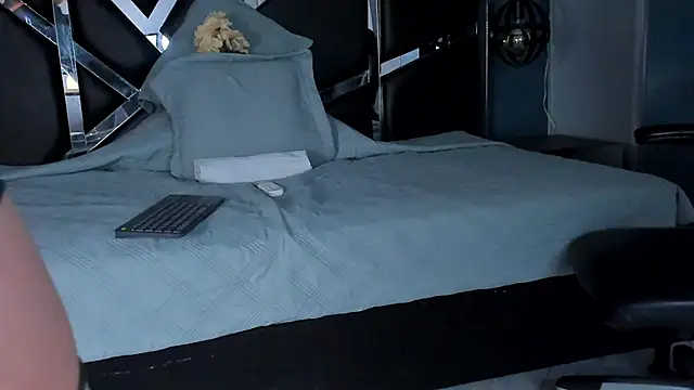 Julieth brown  online show from 10/07/25, 07:55