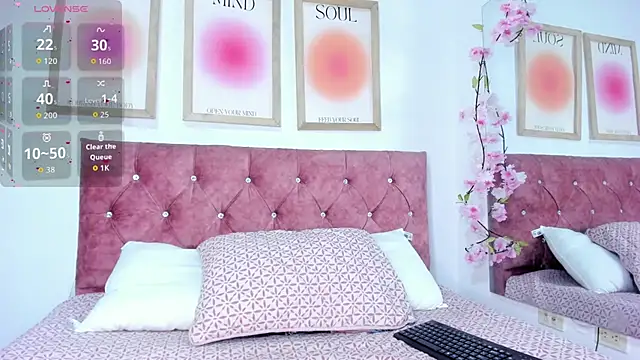 Snapshot of GabiHills chatting on 12/15/25, 07:18 GabiHills online show from 12/15/25, 07:18