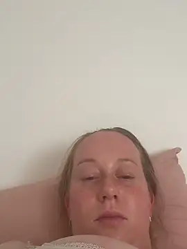 Snapshot of Eflctt chatting on 09/20/25, 03:24 Eflctt online show from 09/20/25, 03:24