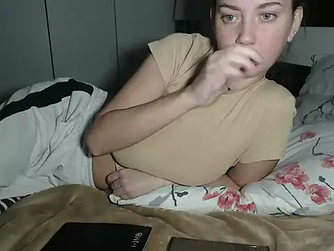 Snapshot of petite_danielle chatting on 10/07/25, 12:52 petite danielle online show from 10/07/25, 12:52