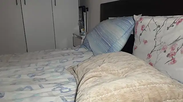 Snapshot of petite_danielle chatting on 04/18/26, 08:31 petite danielle online show from 04/18/26, 08:31