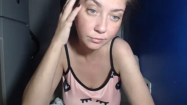 Snapshot of petite_danielle chatting on 07/27/26, 07:32 petite danielle online show from 07/27/26, 07:32