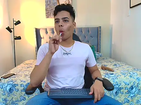 Snapshot of stewart_mateo_ chatting on 09/15/25, 02:44 stewart mateo  online show from 09/15/25, 02:44