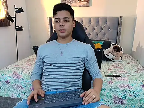 Snapshot of stewart_mateo_ chatting on 10/21/25, 02:01 stewart mateo  online show from 10/21/25, 02:01