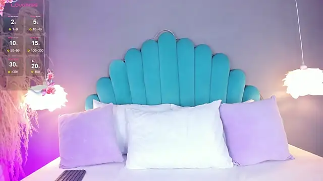 AlassiaHocthner online show from 10/10/25, 11:42