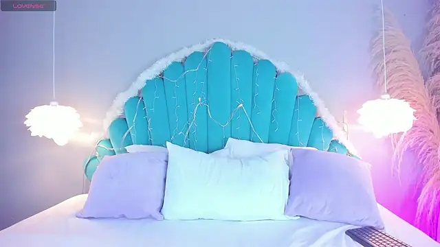 AlassiaHocthner online show from 12/04/25, 12:03