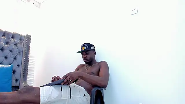 Snapshot of DOUGLAS_099 chatting on 09/27/25, 04:01 DOUGLAS 099 online show from 09/27/25, 04:01