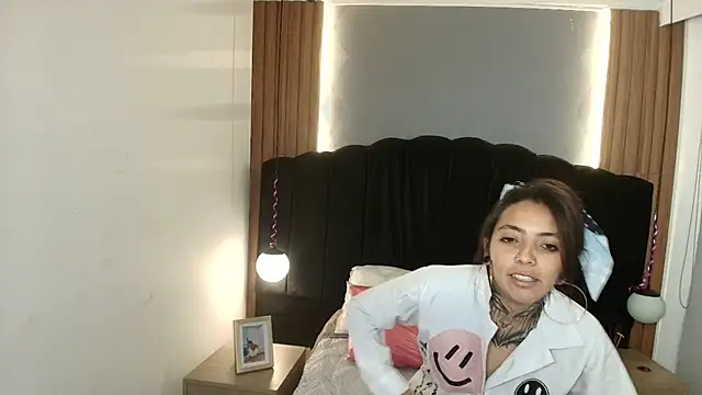 LiaMonroee  online show from 05/06/26, 12:32
