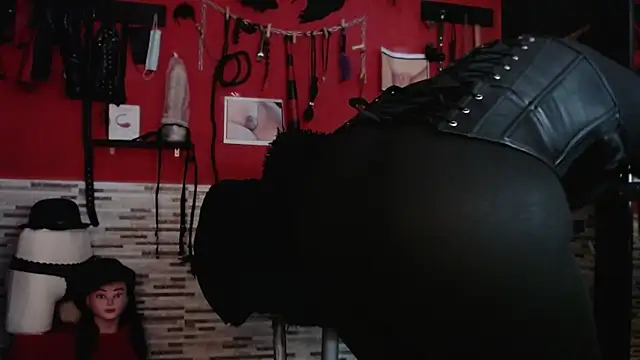 Snapshot of Miss_Mirandaa chatting on 12/13/25, 10:37 Miss Mirandaa online show from 12/13/25, 10:37