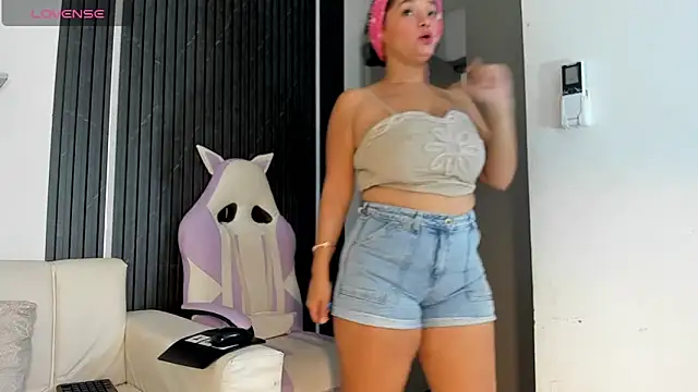 Gabrielaa Miller  online show from 11/18/25, 07:29