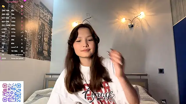 Snapshot of KiraVelvet chatting on 09/17/25, 09:44 KiraVelvet online show from 09/17/25, 09:44