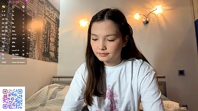 Snapshot of KiraVelvet chatting on 09/19/25, 09:43 KiraVelvet online show from 09/19/25, 09:43