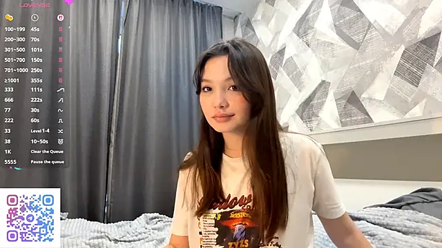 Snapshot of KiraVelvet chatting on 10/27/25, 11:25 KiraVelvet online show from 10/27/25, 11:25