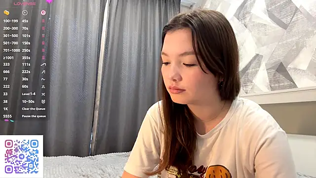 Snapshot of KiraVelvet chatting on 10/28/25, 08:07 KiraVelvet online show from 10/28/25, 08:07