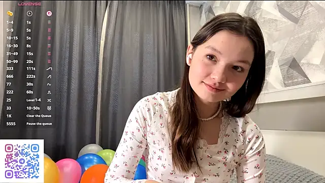 Snapshot of KiraVelvet chatting on 11/19/25, 09:31 KiraVelvet online show from 11/19/25, 09:31