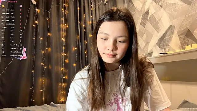 Snapshot of KiraVelvet chatting on 12/05/25, 11:08 KiraVelvet online show from 12/05/25, 11:08