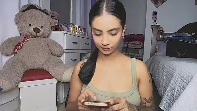 Snapshot of mia_yireth chatting on 11/10/25, 10:53 mia yireth online show from 11/10/25, 10:53