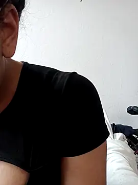 Snapshot of deniiisss chatting on 10/23/25, 09:24 deniiisss online show from 10/23/25, 09:24