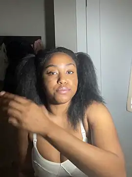 Snapshot of princesslivv chatting on 03/27/26, 03:23 princesslivv online show from 03/27/26, 03:23