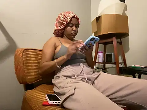 Snapshot of princesslivv chatting on 05/27/26, 05:48 princesslivv online show from 05/27/26, 05:48