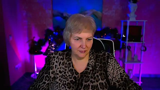 Snapshot of MaryMogan chatting on 12/18/25, 01:06 MaryMogan online show from 12/18/25, 01:06