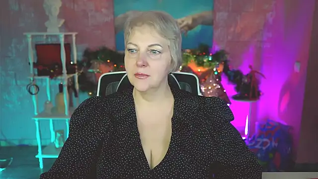 Snapshot of MaryMogan chatting on 12/19/25, 02:02 MaryMogan online show from 12/19/25, 02:02