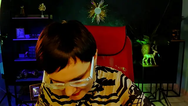 Snapshot of LauraDavidsons chatting on 12/19/25, 04:58 LauraDavidsons online show from 12/19/25, 04:58