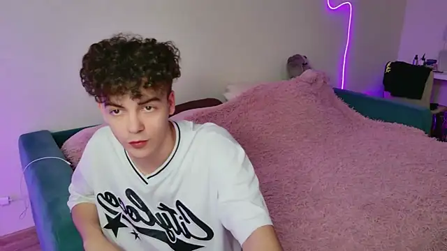 Snapshot of Alice18James chatting on 11/07/25, 12:05 Alice18James online show from 11/07/25, 12:05