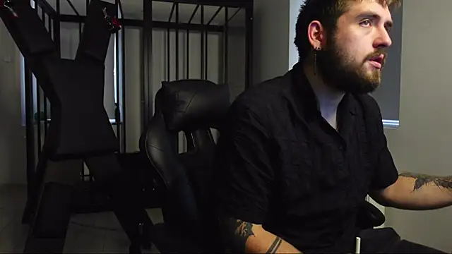 Snapshot of Mike_Platano chatting on 10/18/25, 02:40 Mike Platano online show from 10/18/25, 02:40