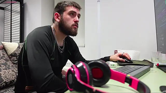 Snapshot of Mike_Platano chatting on 11/19/25, 08:42 Mike Platano online show from 11/19/25, 08:42