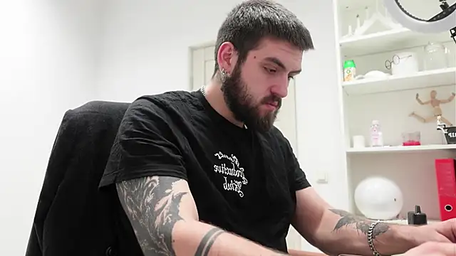 Snapshot of Mike_Platano chatting on 11/28/25, 10:45 Mike Platano online show from 11/28/25, 10:45