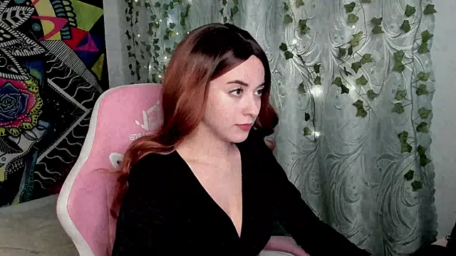 Snapshot of mona_fly chatting on 10/16/25, 02:40 mona fly online show from 10/16/25, 02:40