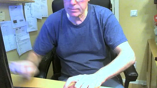 Snapshot of Klipparn chatting on 12/14/25, 04:12 Klipparn online show from 12/14/25, 04:12